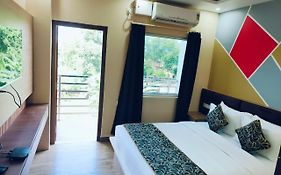 Sarojini Garden Hotel & Restaurant
